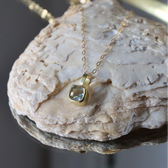 18ct gold Delicate Aquamarine Pendant