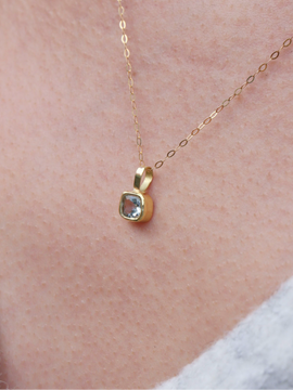 18ct gold Delicate Aquamarine Pendant