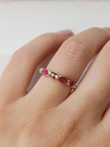 9 ct gold Ruby band
