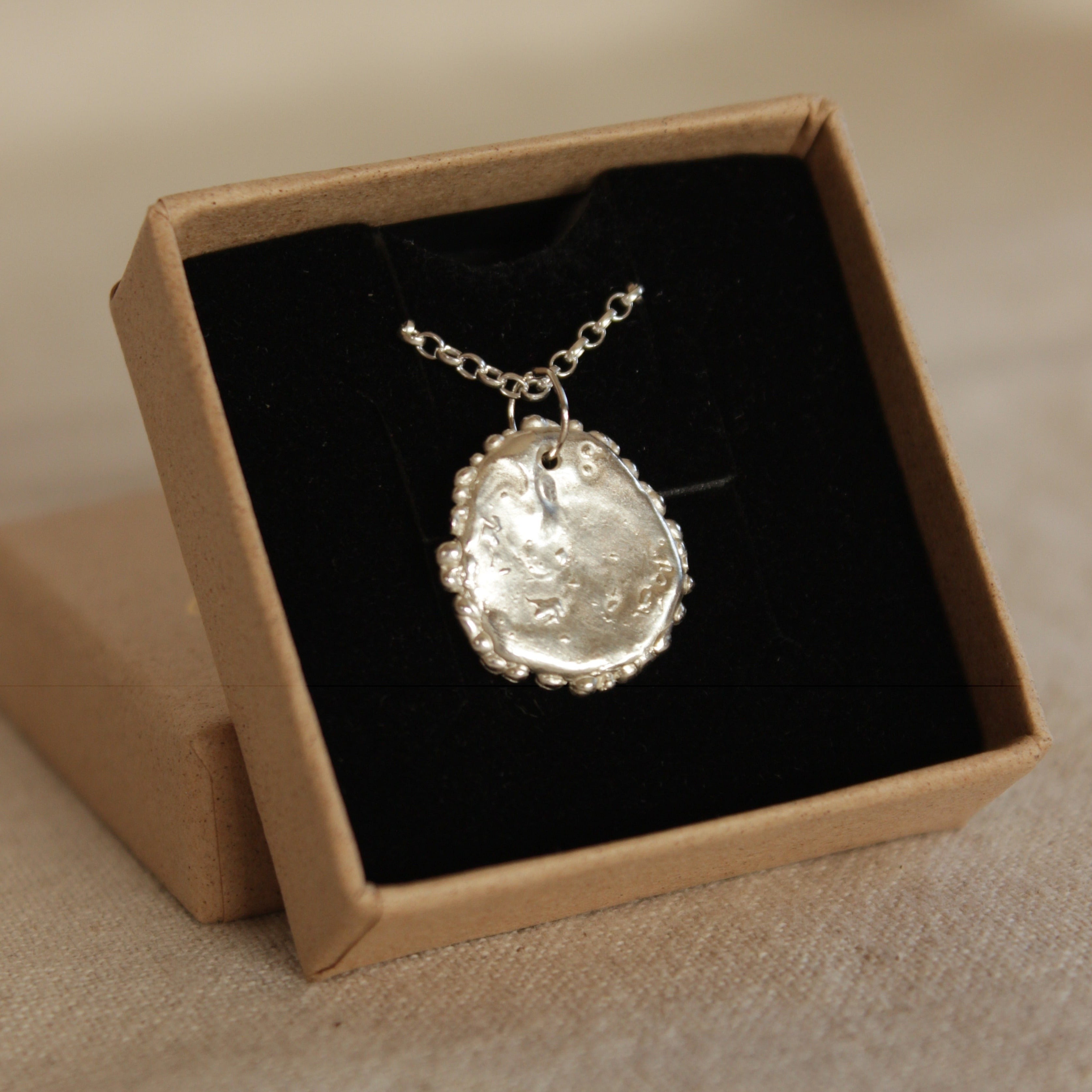 The Amore pendant has been mindfully designed to help soothe anxiety and stress with a smooth, organic texture. Hold the pendant between finger and thumb and take a moment for yourself.