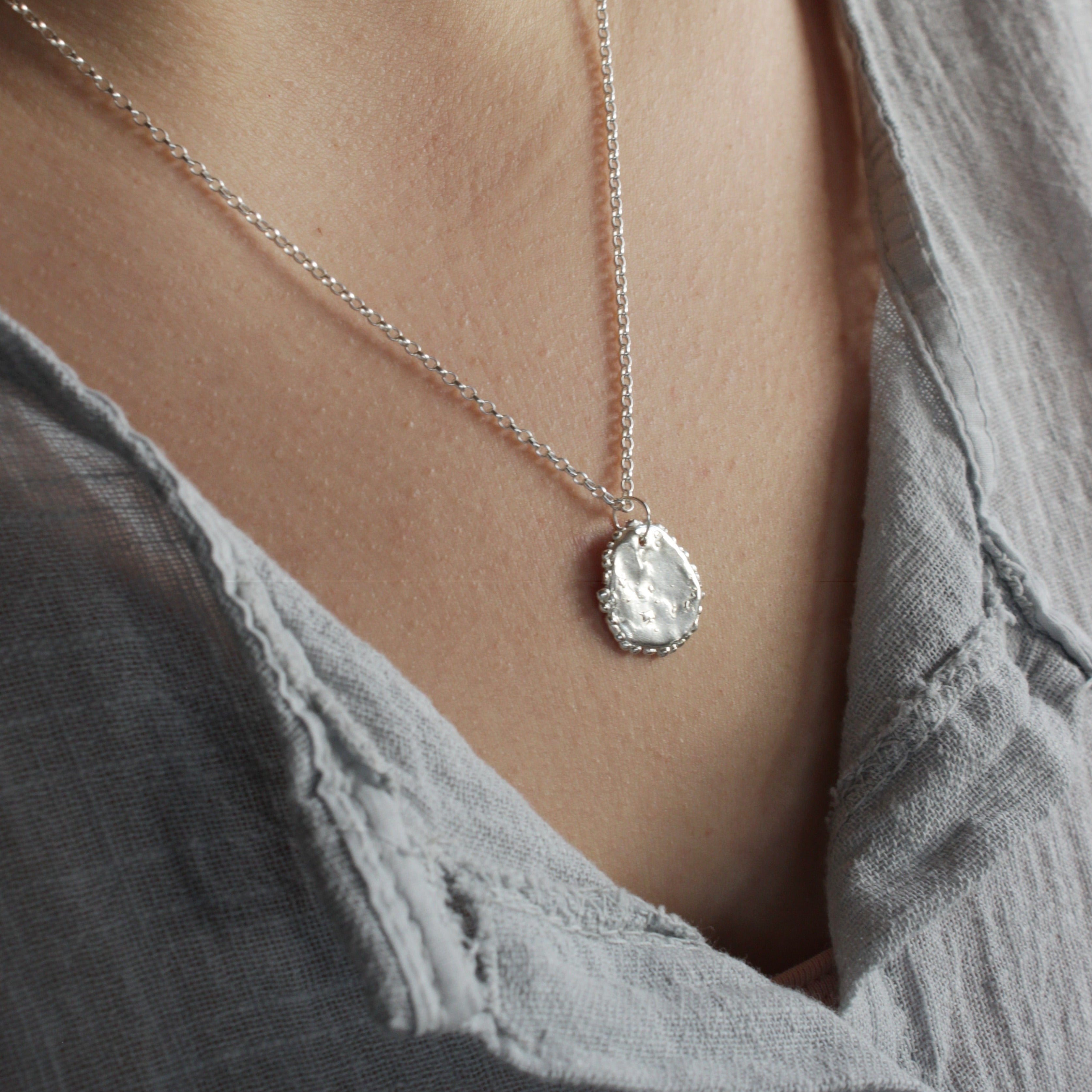 The Amore pendant has been mindfully designed to help soothe anxiety and stress with a smooth, organic texture. Hold the pendant between finger and thumb and take a moment for yourself.