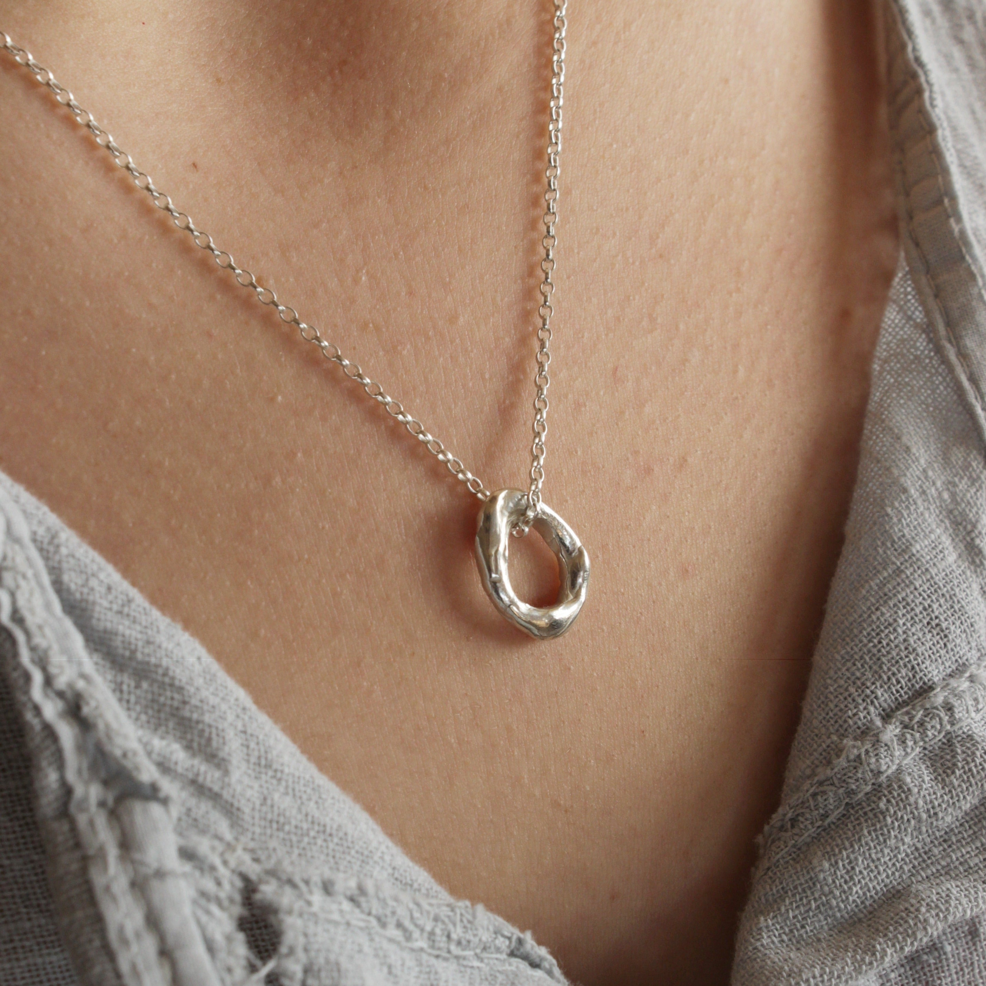 The delicate Cara pendant has been mindfully designed to help soothe anxiety with its tactile shape and movement. Hold the pendant between finger and thumb as a reminder to take time for yourself and breathe deeply.